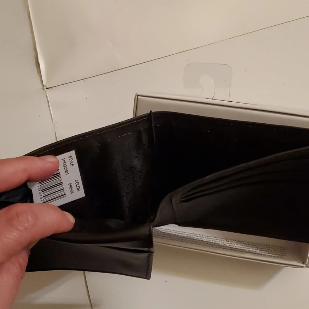 New Calvin Klein Mens brown leather wallet